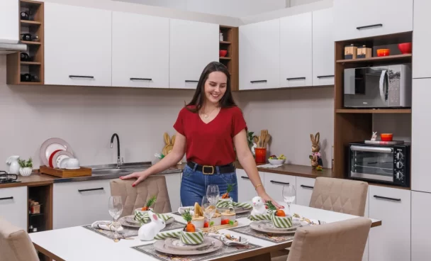 Mesa posta com decoração de páscoa para mesa