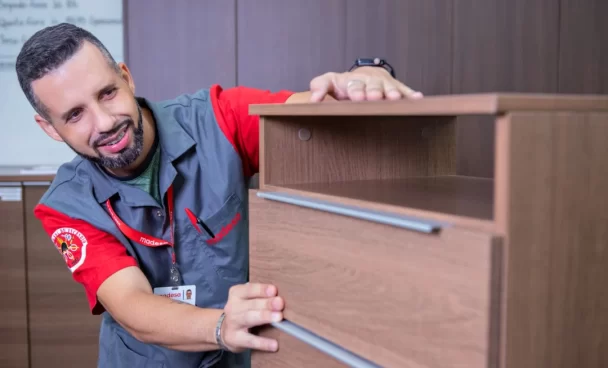 Móveis feitos com madeira sustentável