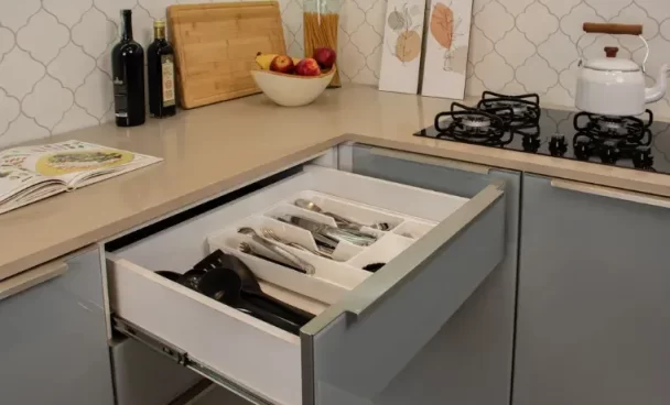 gaveta de cozinha com organizador de gavetas