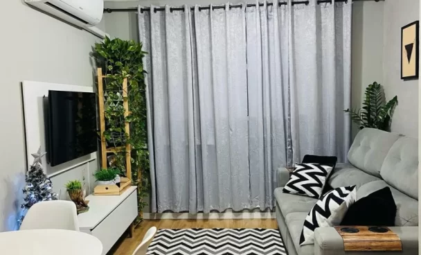 Sala de estar com rack branco Madesa