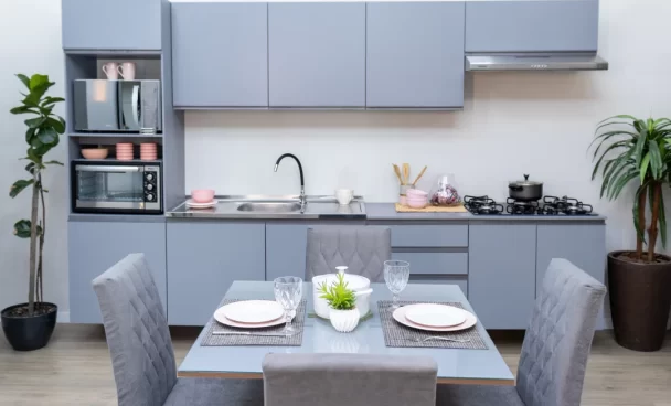 Mesa de cozinha cinza com cozinha cinza de fundo