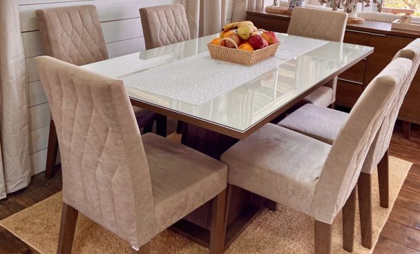 Luz natural é uma ótima ideia para montar uma sala de jantar iluminada