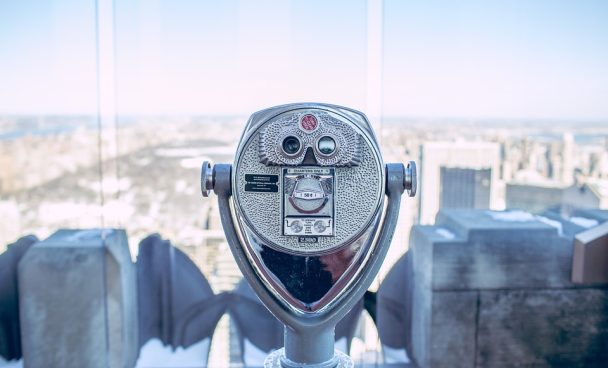 Binóculo antigo indicando uma visão além, mais longe. Faz referência ao conceito de "tendência".