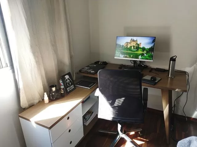 Home office de cliente com a escrivaninha Tutti Colors da Madesa Móveis.