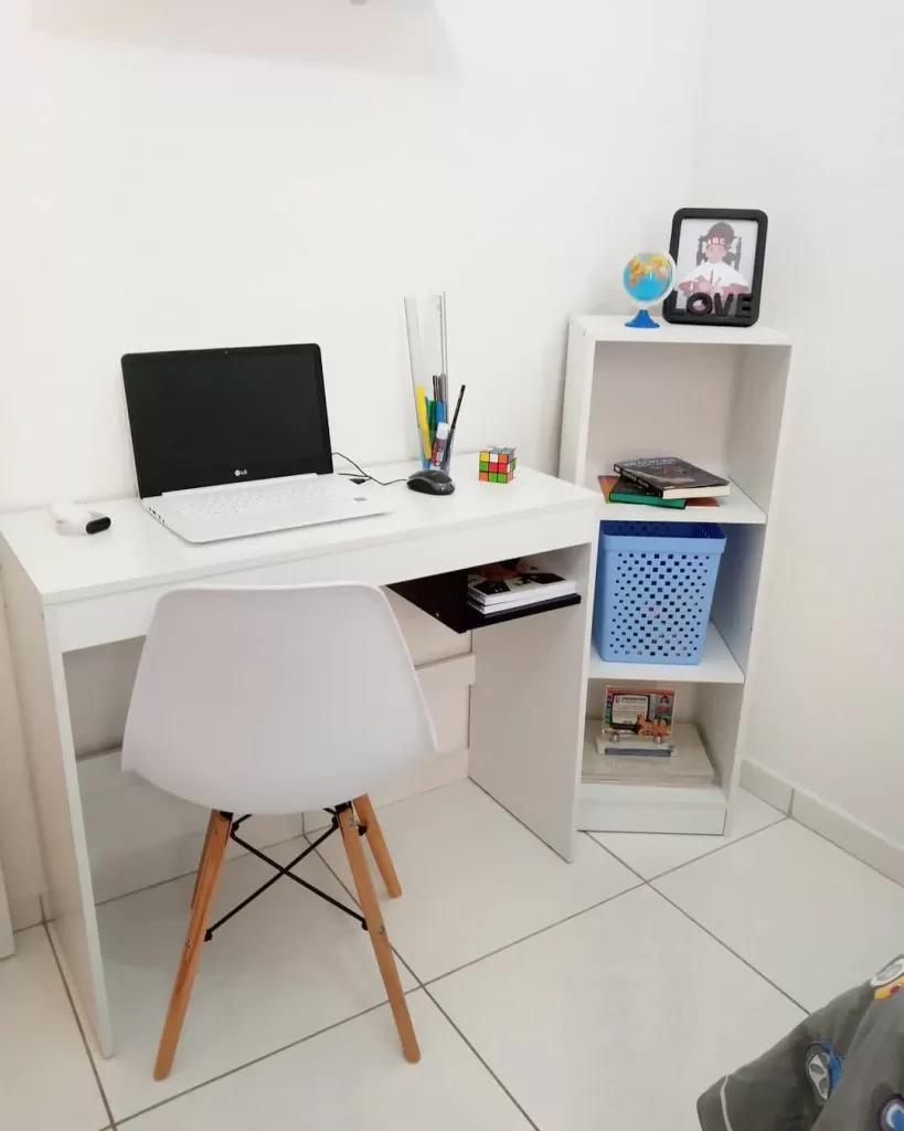 Home office montado com um conjunto de móveis Madesa, contendo a escrivaninha Rubi e uma estante livreiro.