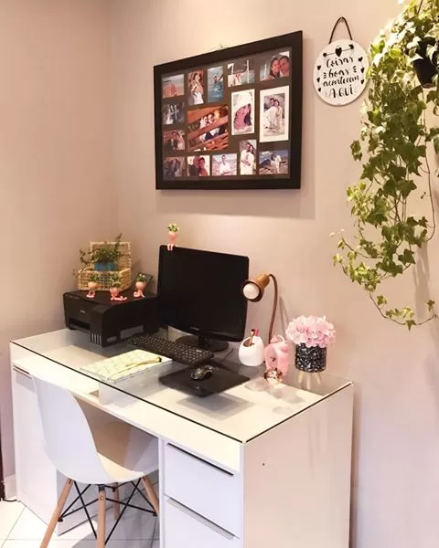 Escritório em casa decorado com fotos e plantas e contando com a escrivaninha Chicago da Madesa.
