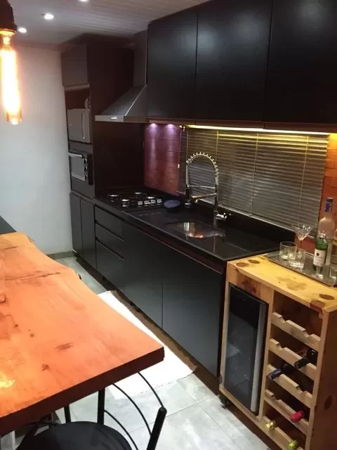A imagem ilustra um dos tipos de iluminação ideal para cozinhas.