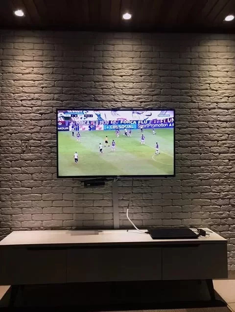 A imagem ilustra os tipos de iluminação ideal para uma sala com TV.