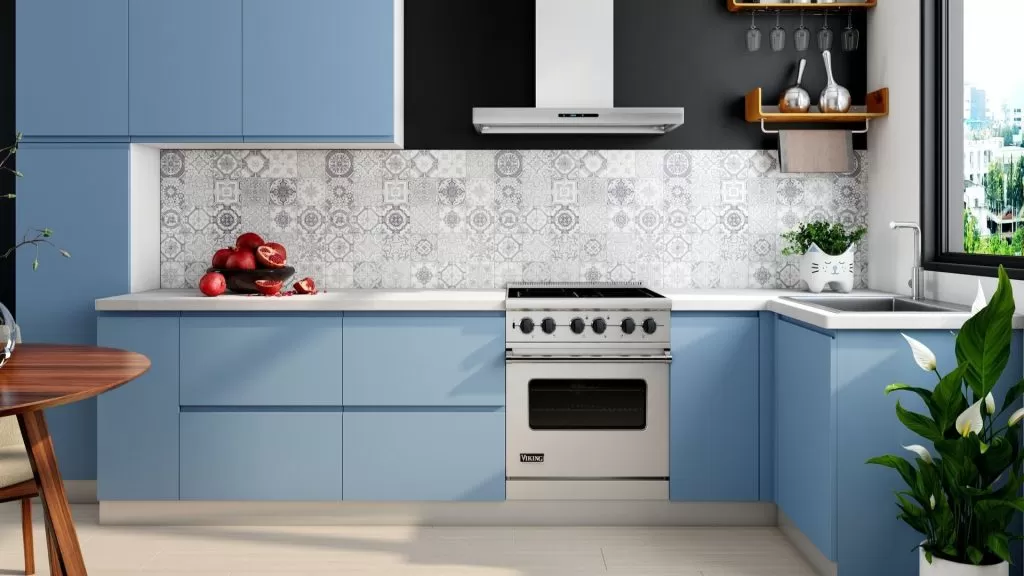 Cozinha com a bancada toda azul como exemplo de um dos estilos de cozinha, o color block