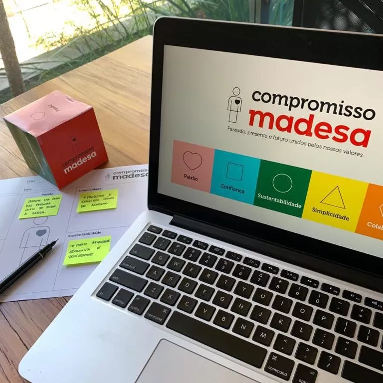 Notebook exibindo o banner com os pilares do compromisso Madesa