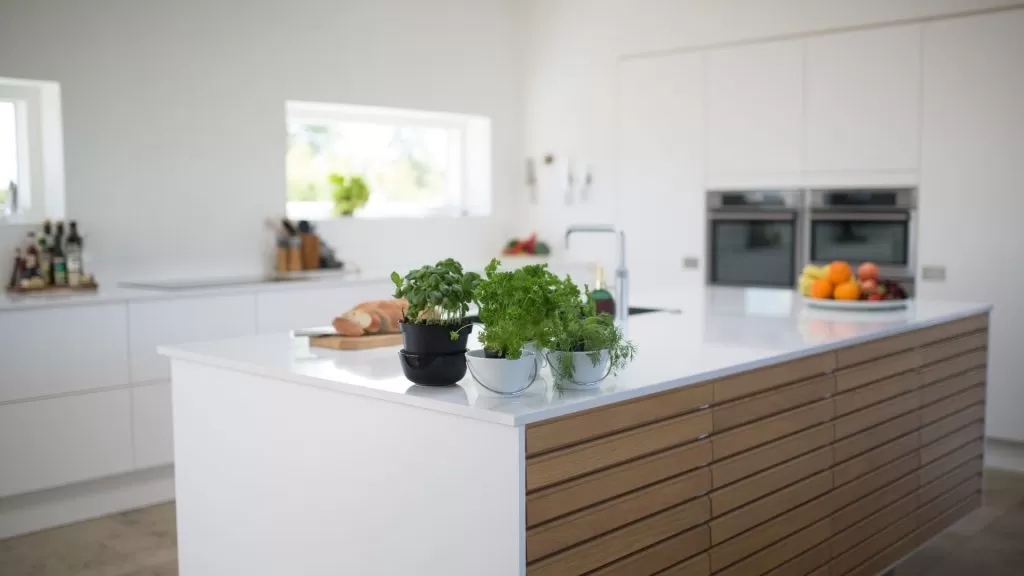 Cozinha do estilo escandinavo, que preza por tons brancos e pelo minimalismo.