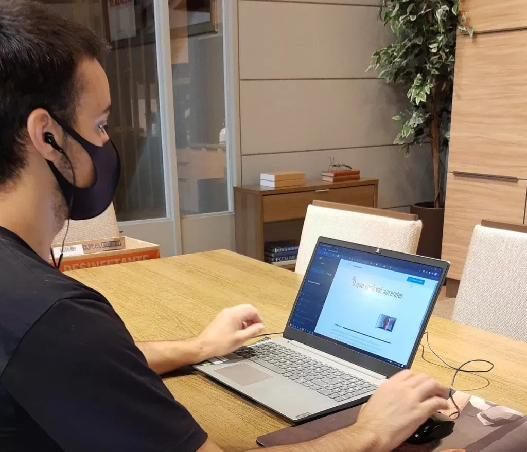 Coloborador da Madesa, Vitor Bohn, estudando com um dos cursos da Alura