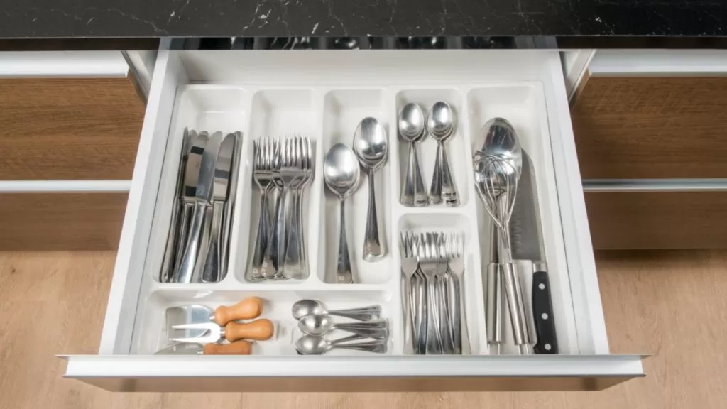 Gaveta de talheres de cozinha Madesa como exemplo de como organizar sua cozinha.