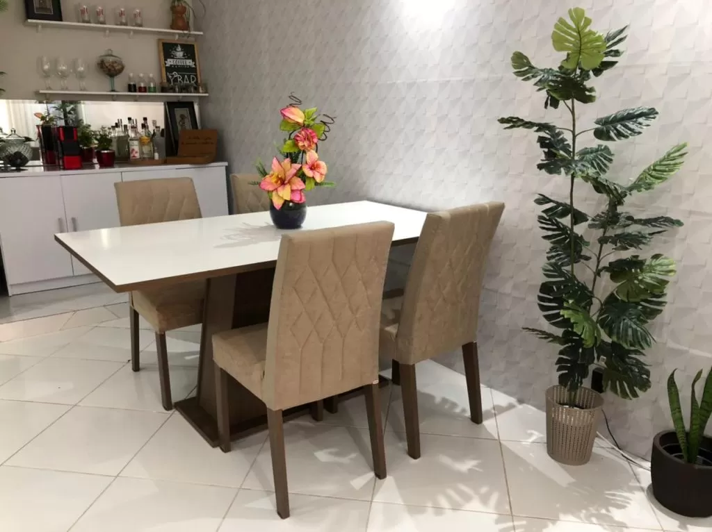 Nova sala de jantar da cliente, contando com o conjunto Ingrid da Madesa nas cores amadeirado rustic e branco.