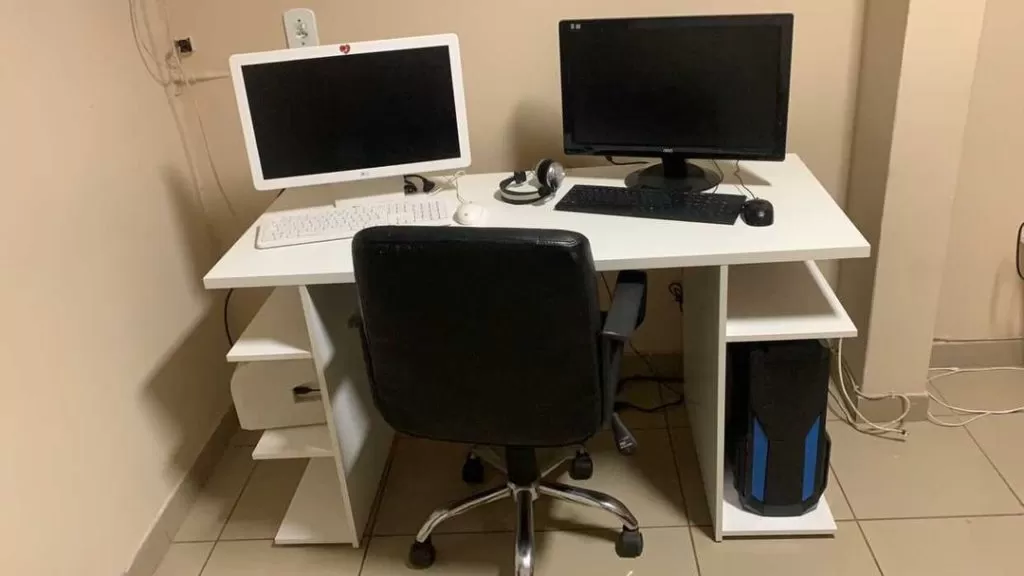 Home office no quarto de cliente Madesa.