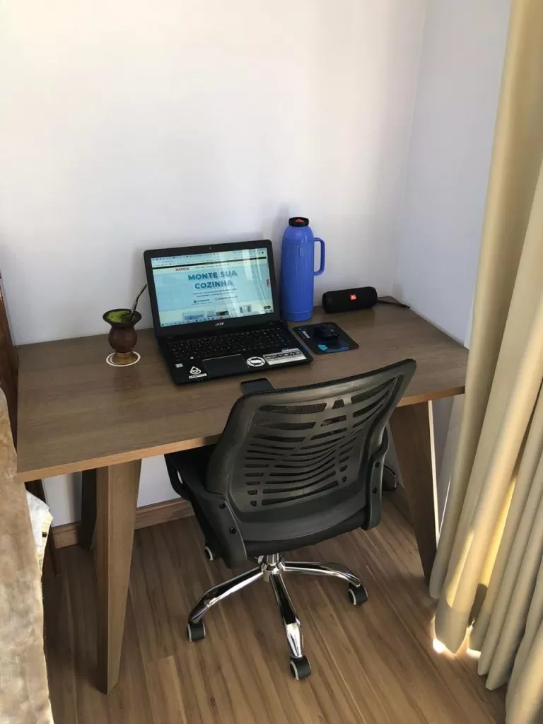 Home office no quarto de cliente Madesa.