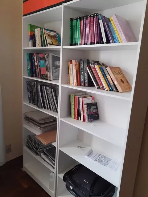 Livreiro no home office de Cliente Madesa.