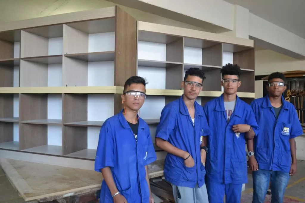 Alunos do curso de marcenaria.