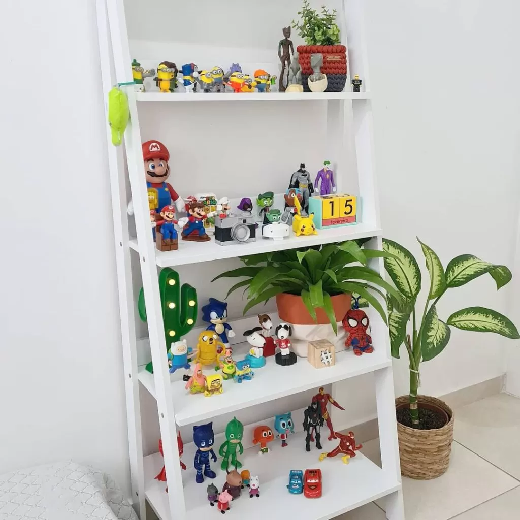 Brinquedos organizados em uma estante escada branca de uma cliente Madesa.