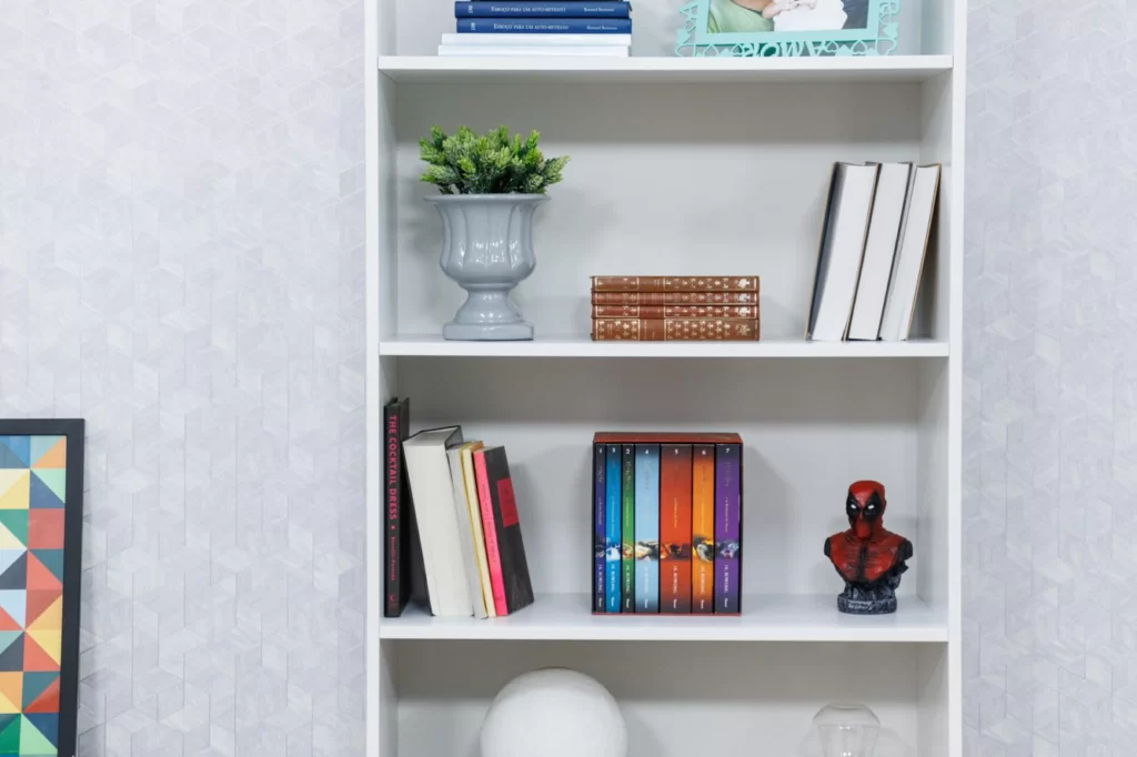 A imagem ilustra uma estante como ideias para trabalhar em casa de forma organizada.