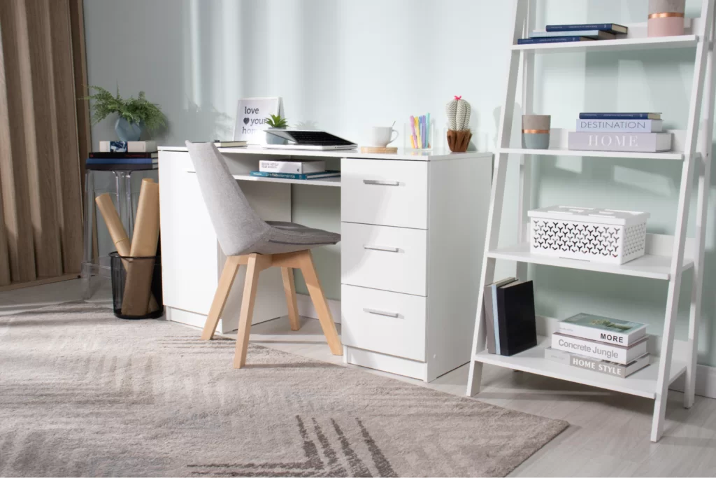 A imagem representa ideias para trabalhar em casa de forma agradável, ilustrando um home office inteiro decorado em branco.