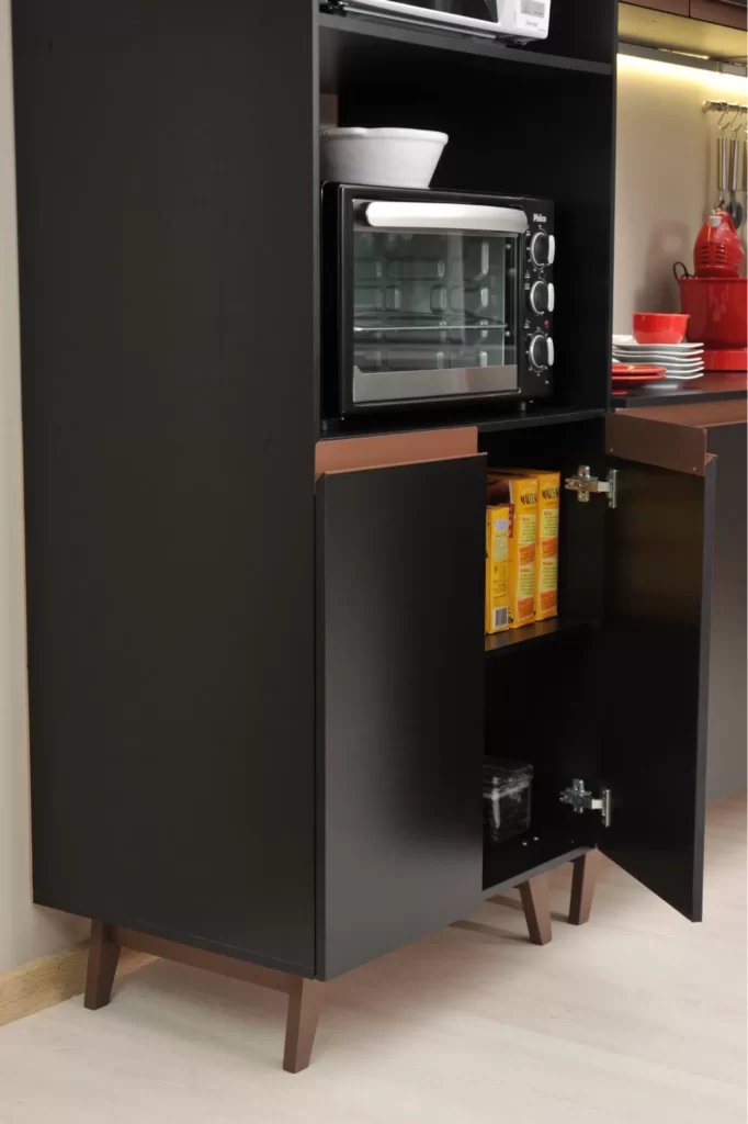 A imagem ilustra como organizar um armário de cozinha preto.