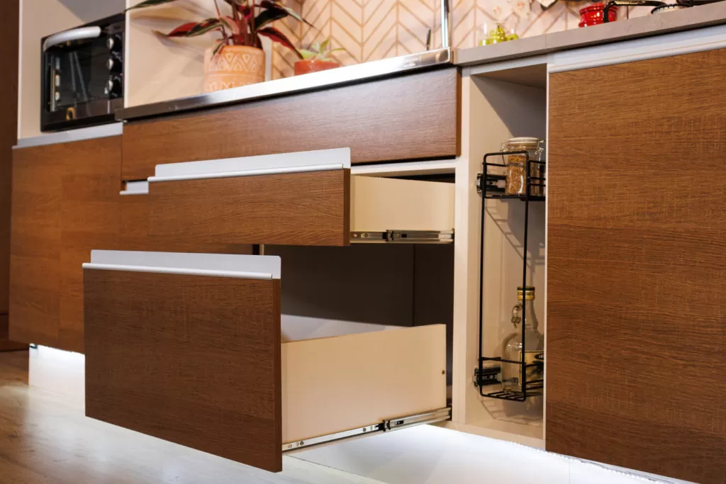 A imagem ilustra as gavetas da cozinha completa Rustic Glamy, nas cores branco e amadeirado escuro.