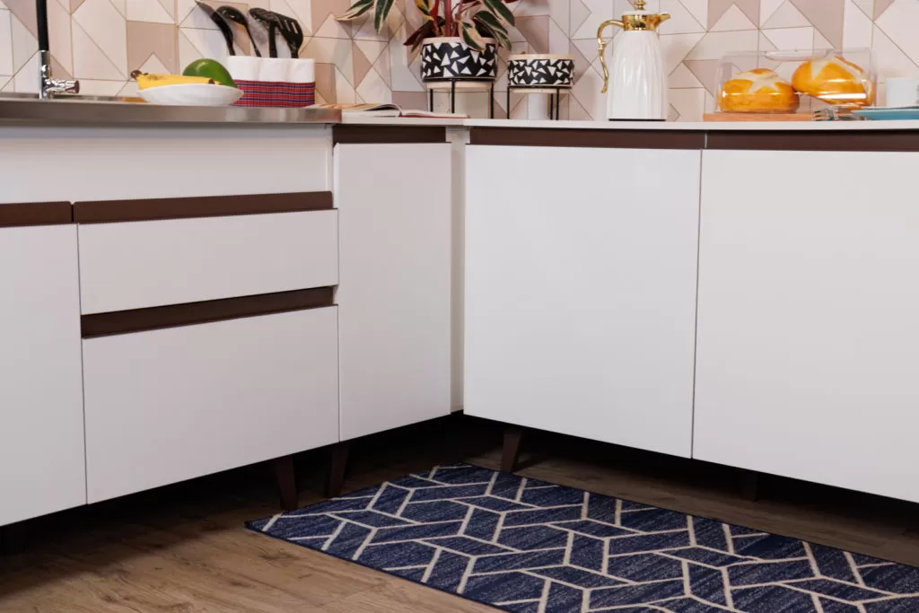 A imagem ilustra os armários de cozinha completa Reims, na cor branca.