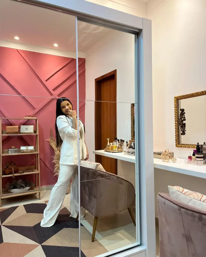 A imagem ilustra uma cliente em seu quarto com closet pequeno.