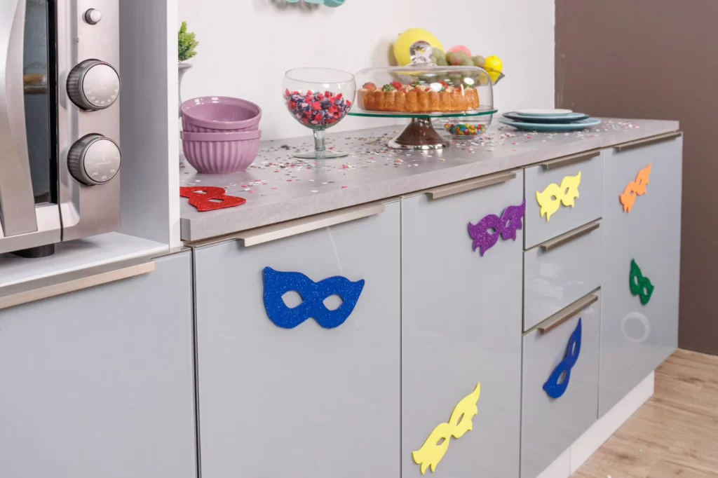 A imagem ilustra uma bancada de cozinha decorada como festa tema carnaval.