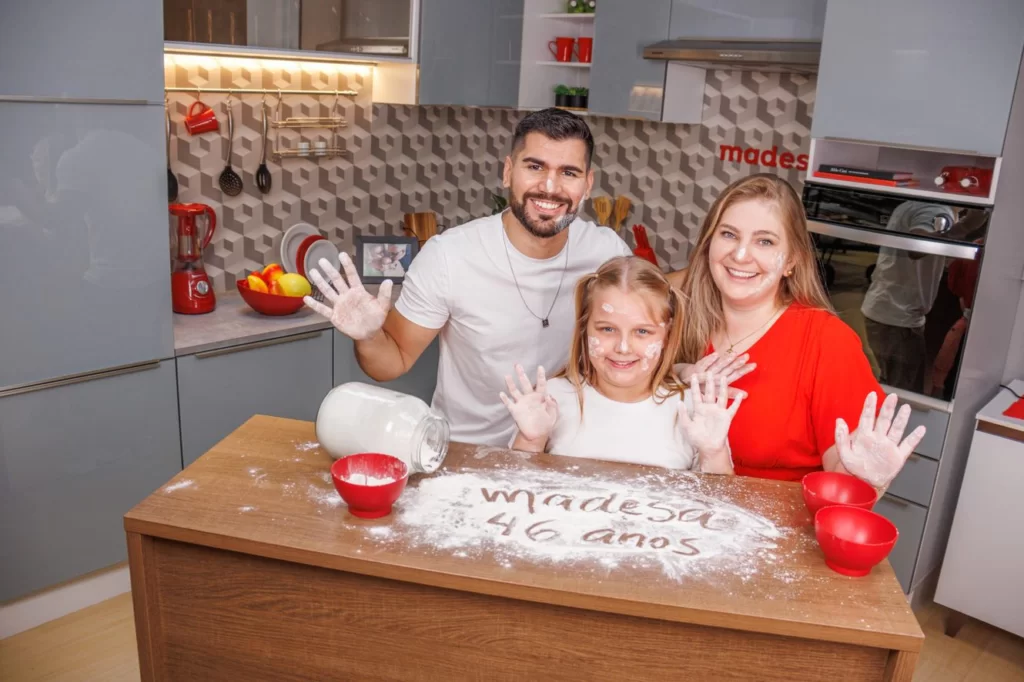 A imagem mostra uma família cozinhando na cozinha dos sonhos Madesa