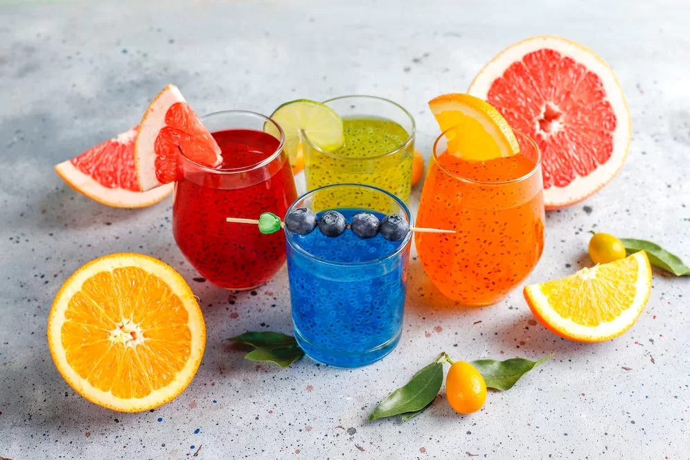 A imagem ilustra drinks coloridos da festa tema carnaval.