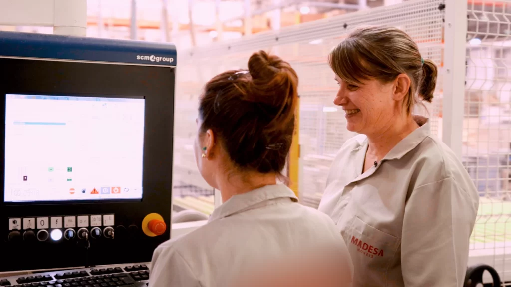 A imagem ilustra duas colaboradoras Madesa trabalhando no computador, representando as mulheres no mercado de trabalho.