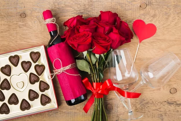 A imagem ilustra um buquê de rosas vermelhas, uma garrafa de vinho e uma caixa de chocolates como ideias para o dia dos namorados.