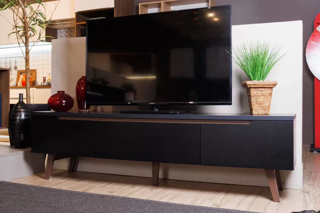 Sala de TV decorada, com o rack Reims Madesa em destaque, na cor preta.