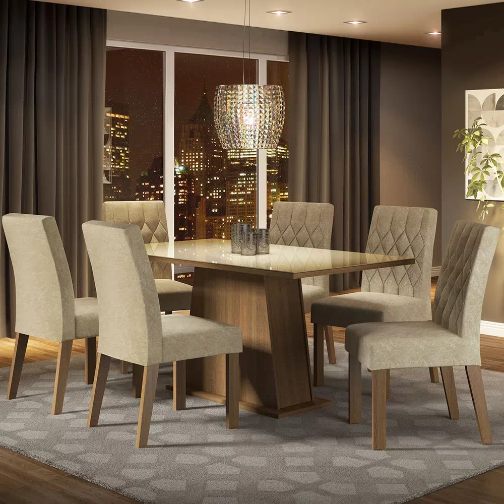 Foto aberta do conjunto de mesa e cadeiras Stéfani Madesa, em uma sala decorada com um lustre e a visão da janela durante a noite ao fundo.