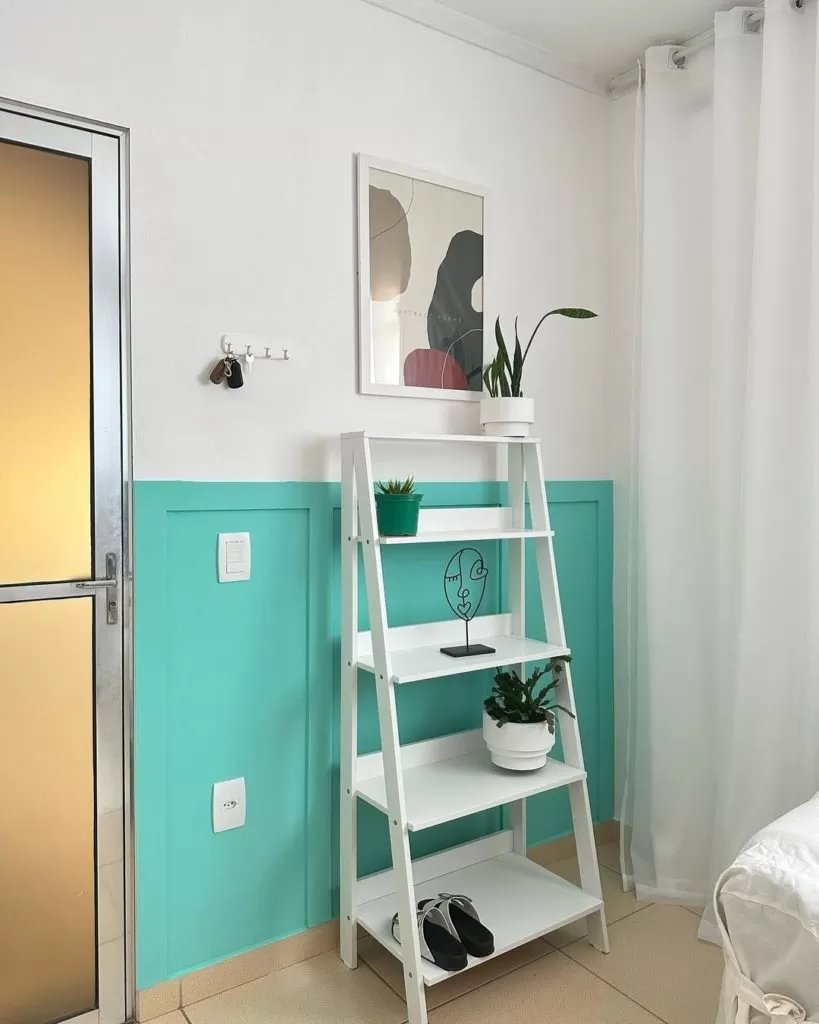 Estante escada Madesa, em um quarto decorado com parede azul.