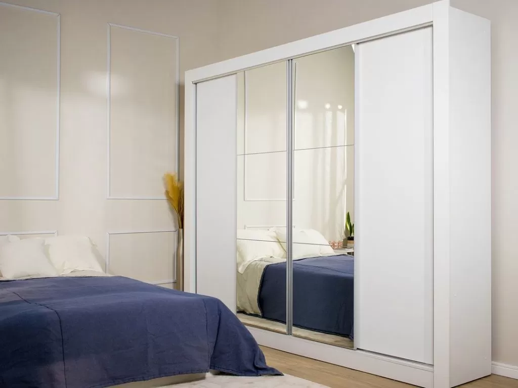 quarto com guarda-roupa branco