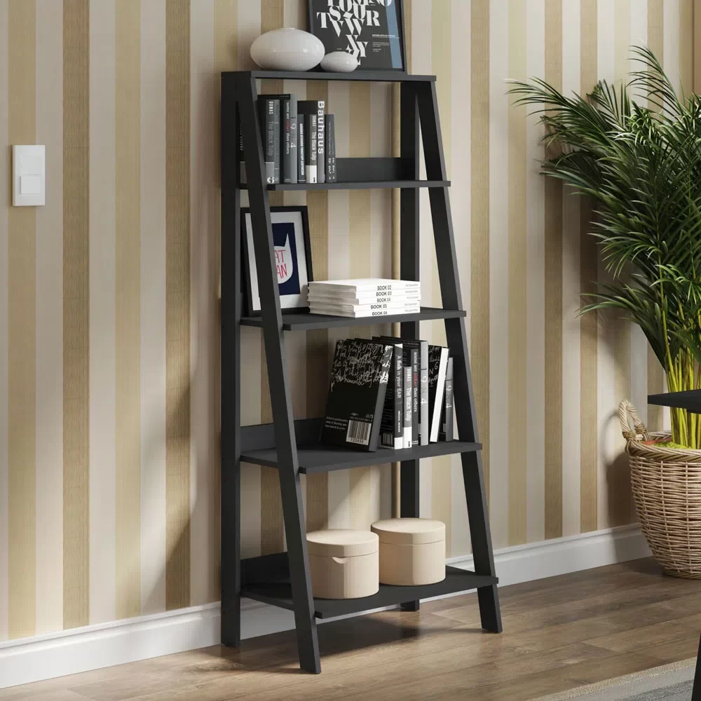 Estante escada Madesa, na cor preta, decorada com livros, vasos, quadros e potes.