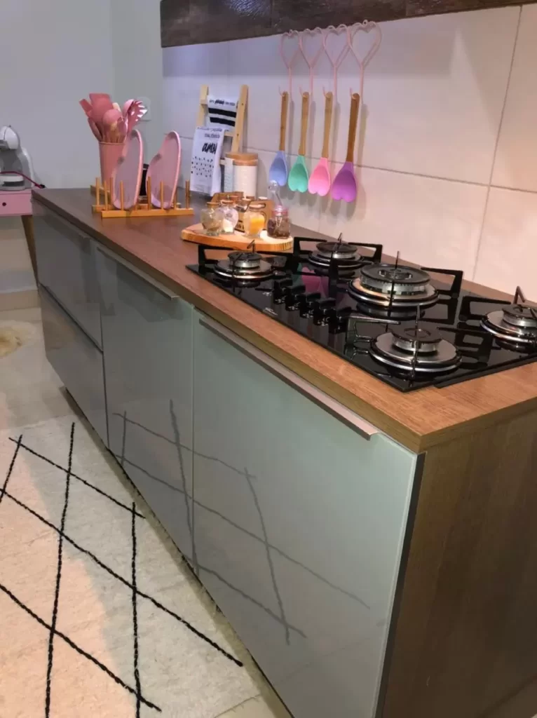 Cozinha Lux Madesa, decorada com utensílios de cozinha em tons pastéis como rosa, roxo, verde e azul.