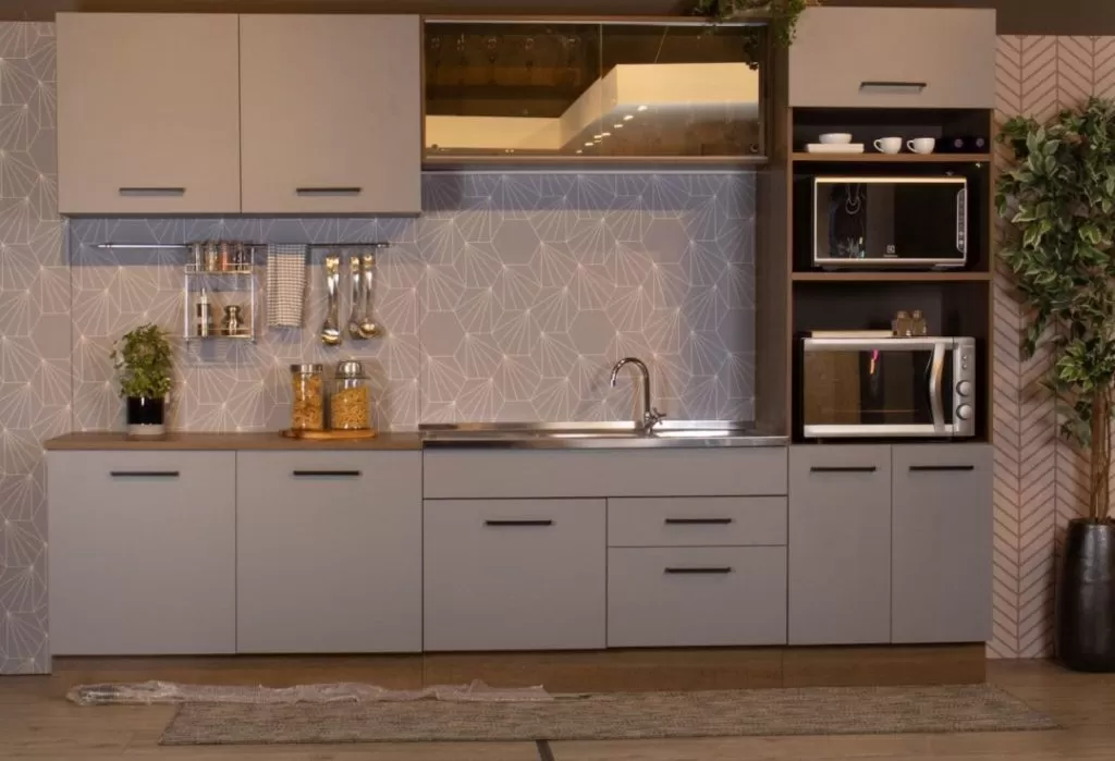 Cozinha Agata Madesa, na cor cinza, decorada com utensílios e eletrodomésticos.