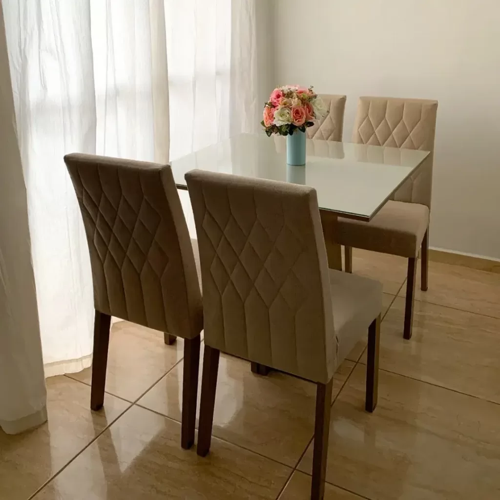 onjunto de sala de jantar Madesa, na cor crema e mesa com tampo de vidro.