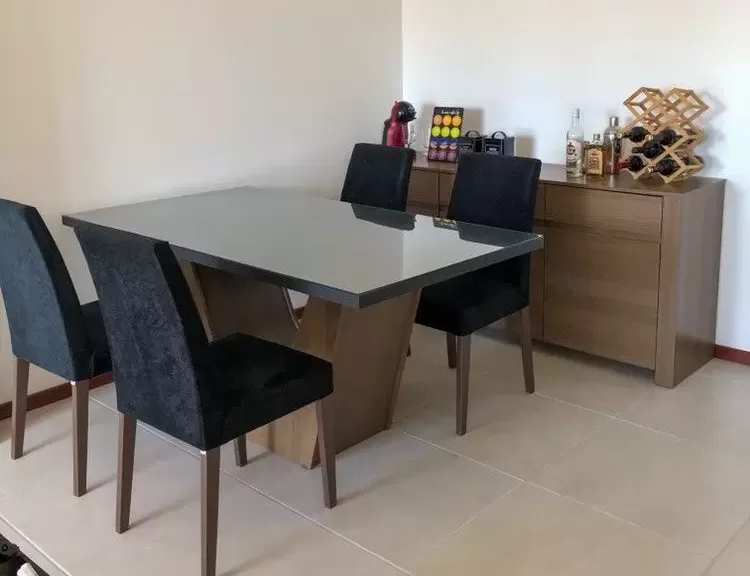 Conjunto de sala de jantar Madesa, na cor preta, com Buffet Madesa ao fundo na cor rustic, decorado com utensílios de café.