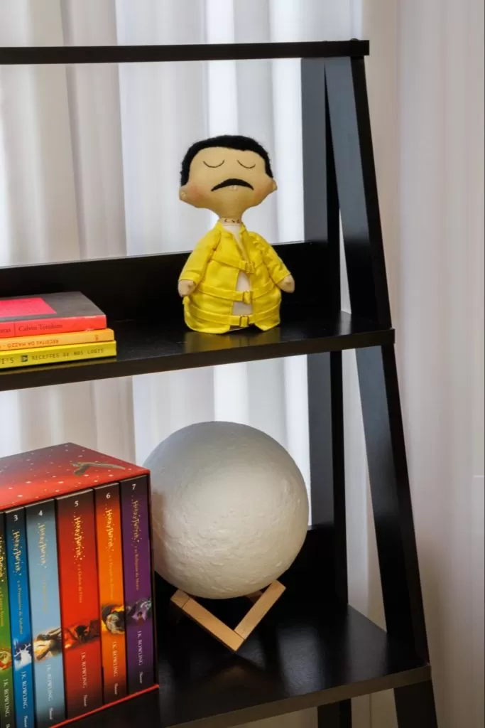Estante escada Madesa, com foco no acabamento e nos itens decorativos.