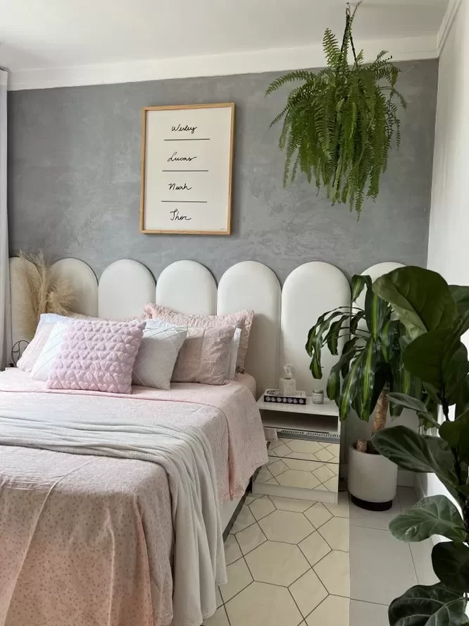 Quarto de solteiro, com mesa de cabeceira Madesa e decorado com uma samambaia de teto e outras plantas.