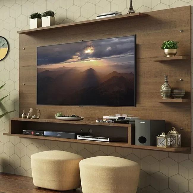 Painel para TV Alfa Madesa, na cor rustic, decorado com televisão, modens, livros e outros itens decorativos.