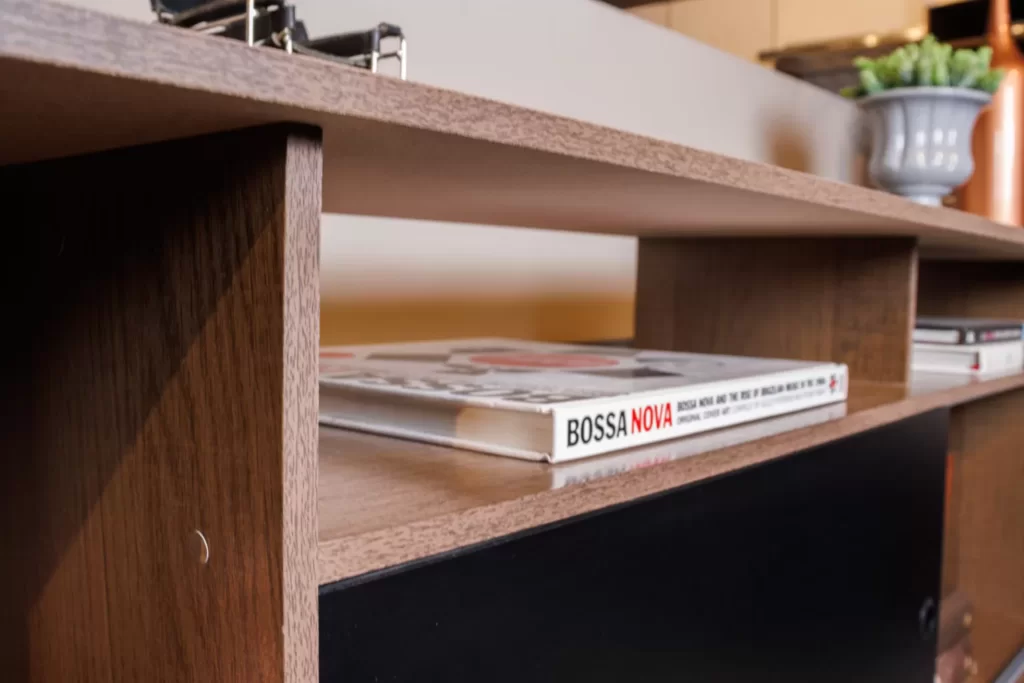 Rack Madesa, nas cores preto e rustic, com foco nos detalhes e acabamentos.