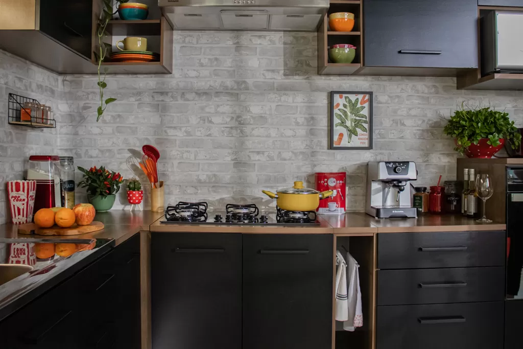 Cozinha Madesa na cor preta com eletrodomésticos e utensílios sobre sua bancada