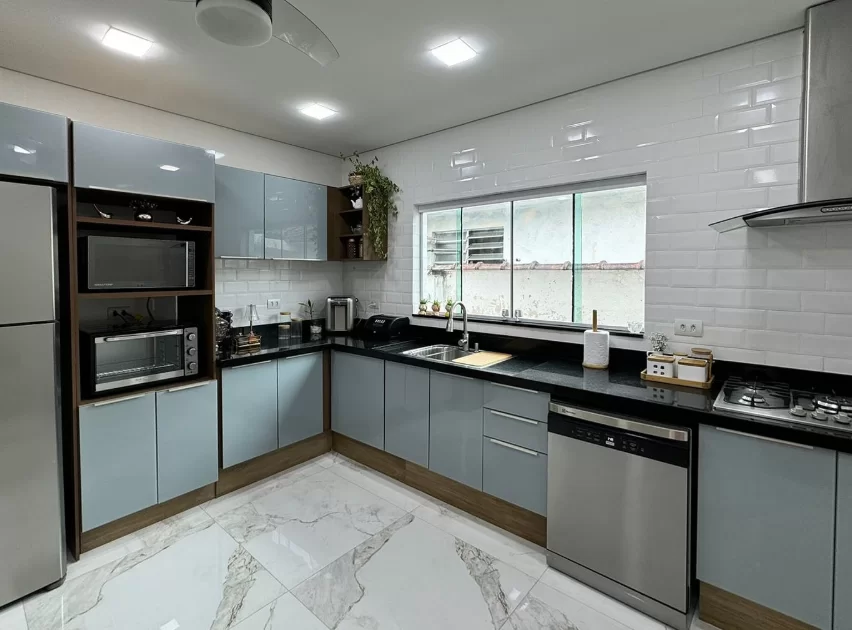 Lâmpadas de filamento expostas penduradas em uma corda, emitindo uma luz suave em um ambiente escuro. As lâmpadas têm um design vintage, com detalhes em metal e vidro transparente, criando uma atmosfera aconchegante e nostálgica.