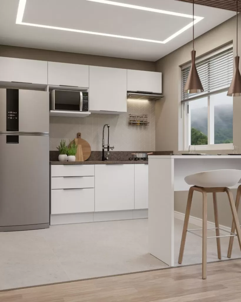 cozinha integrada à sala de estar, apresentando armários brancos e madeira, uma mesa de jantar com cadeiras em tom claro e uma janela grande que permite a entrada de luz natural. O ambiente é decorado com plantas e objetos decorativos.brancos, eletrodomésticos em inox e bancada de granito. A iluminação é suave, com um design contemporâneo. Um bar com bancos altos complementa o espaço.